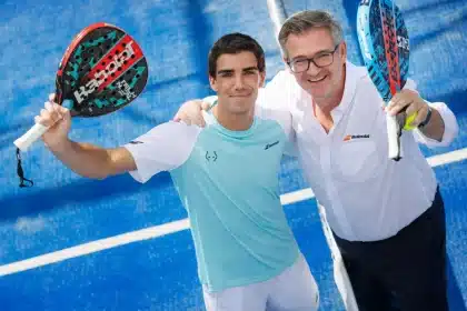 Le joueur de Padel Juan Lebrón à gauche avec CEO de Babolat, Eric Babolat à droite